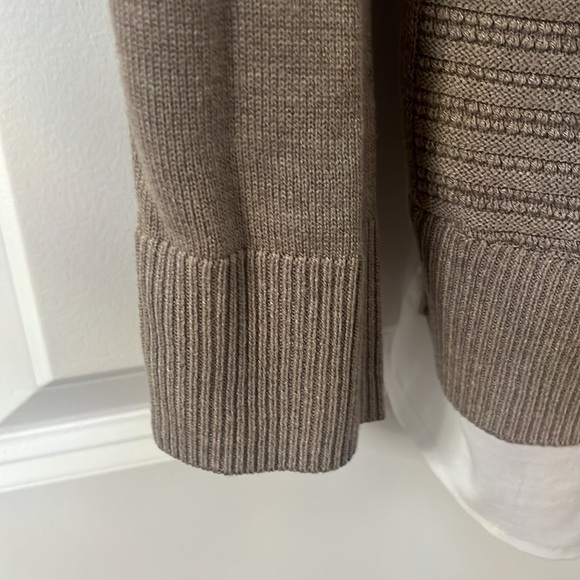 Long Sleeve V Neck Women’s Sweater - Picture 8 of 10